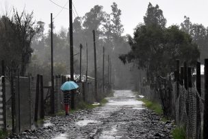 Sistema frontal: ¿qué comunas suspenden sus clases este martes?