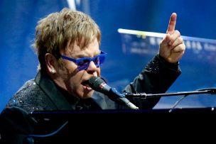 Elton John es hospitalizado tras sufrir un accidente doméstico en Francia