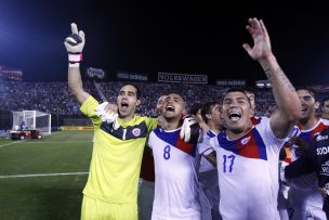 Arturo Vidal ubica a Claudio Bravo entre los mejores porteros de la historia