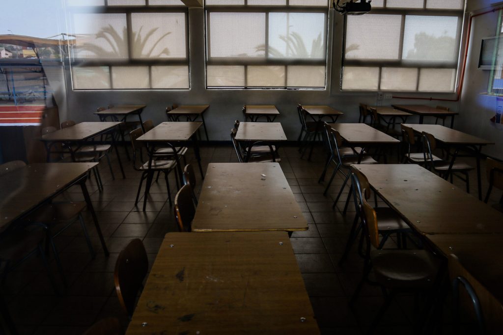 Las comunas y colegios que suspendieron clases este lunes por sistema frontal