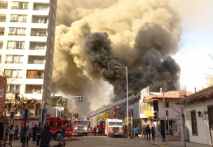 Incendio afecta local comercial en Santiago Centro