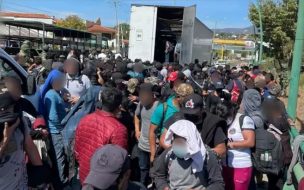 Autoridades de México rescatan a 230 migrantes hacinados en un trailer