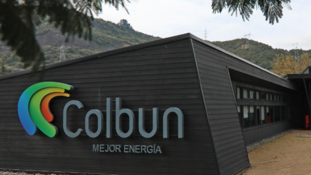 Este lunes el embalse Colbún llegó a su máxima capacidad: Vertimiento controlado fue de 4.000 metros cúbicos por segundo
