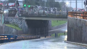 Paso bajo nivel de Avenida Departamental cerrado por acumulación de agua