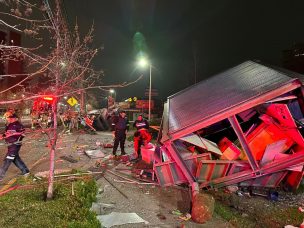 Conductor chocó contra kiosco en Las Condes: manejaba  bajo influencia de alcohol y drogas