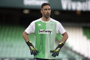 Nueva ausencia: Claudio Bravo se queda fuera del duelo entre Betis y Atlético de Madrid