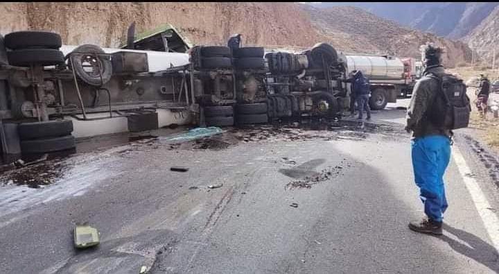 Cierran paso Los Libertadores tras fatal choque de camiones: Accidente dejó un fallecido