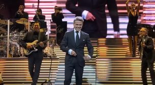 Mucha tos y un show más corto: Así fue el primer concierto de Luis Miguel en Chile