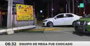 Equipo de Meganoticias fue chocado y auto terminó derribando un poste