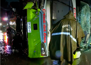 Cuatro heridos tras volcamiento de bus en la Ruta 5 Sur