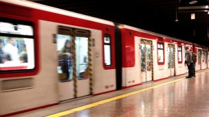 Metro suspende servicio en estación La Moneda por disturbios