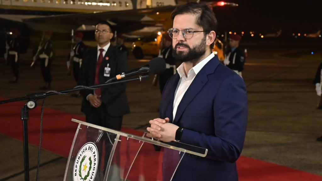 Presidente Boric aterriza en Paraguay y detalla diálogo con Piñera durante el viaje: “Trabajar juntos para destrabar el momento político”