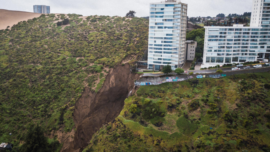 MOP por socavón en Viña del Mar: “no deberíamos seguir construyendo sobre sistemas dunares”