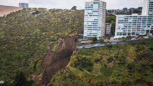 Las imágenes del enorme socavón en Reñaca que obligó la evacuación de un edificio residencial