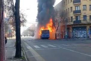 Sujetos queman bus del transporte público frente al Liceo Barros Borgoño