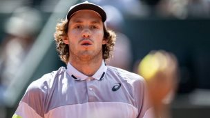 Nico Jarry no pudo con la firmeza de Tsitsipas y se despidió del ATP de Los Cabos