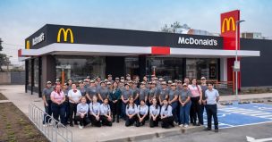 La flexibilidad horaria y el desarrollo de carrera priman entre los valores que los jóvenes buscan en las empresas al postular, según estudio de McDonald’s Chile y Cadem