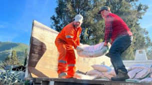 Entregan 155 toneladas de alimento animal a productores agrícolas de la región Metropolitana afectados por inundaciones