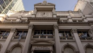 El banco central de Argentina sube la tasa de política monetaria en 21 puntos porcentuales, hasta 118%