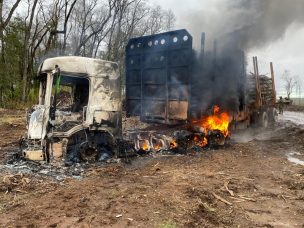 Ataque incendiario en La Araucanía: Queman cuatro camiones forestales en Collipulli