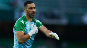 Claudio Bravo enciende las alarmas y será duda en el debut del Betis en LaLiga