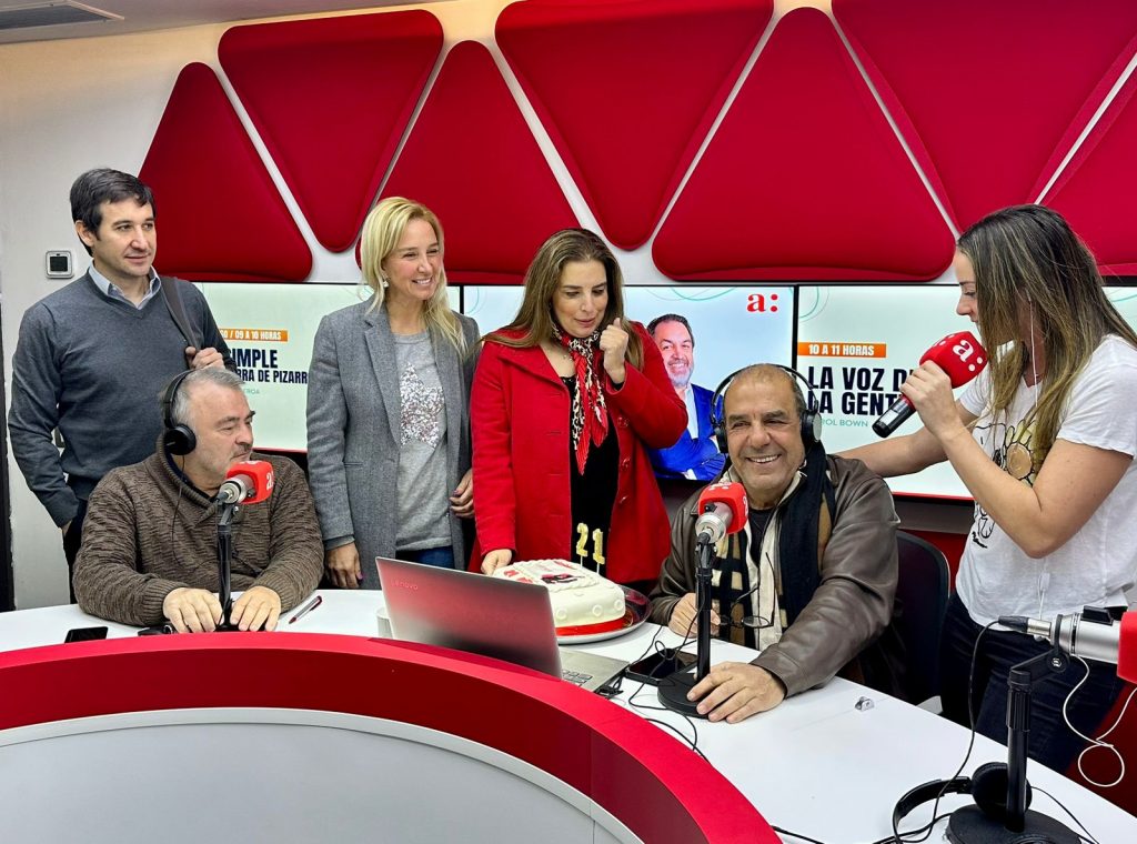 ¡Felicidades!: Conectados, junto a Sergio “Checho”Hirane, cumple 21 años al aire