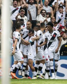 Gary Medel capitaneó al Vasco da Gama y se quedó con el duelo de chilenos ante Eduardo Vargas