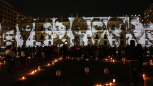 Gobierno proyectó las caras de algunos detenidos desaparecidos en el frontis de La Moneda