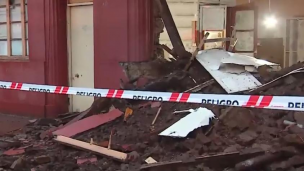 Lluvia derrumba fachada de una vivienda en Santiago dejando siete damnificados