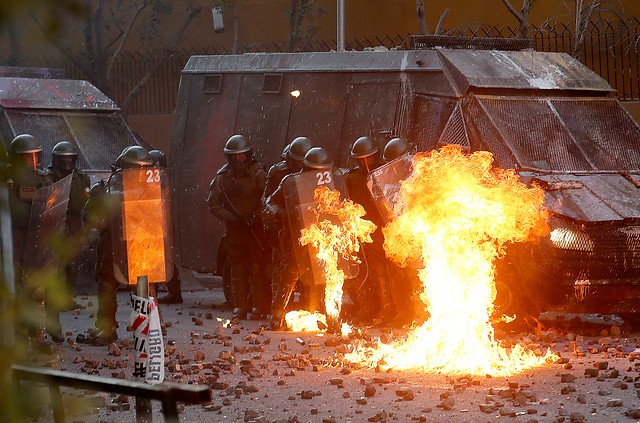 Reportan el lanzamiento de más de 30 bombas molotov en las afueras del Liceo Barros Borgoño
