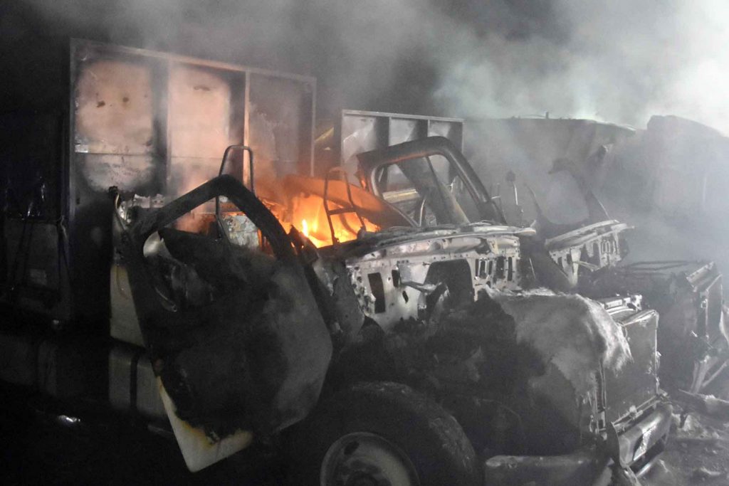 Ataque incendiario en Ercilla deja un galpón y cuatro camiones calcinados