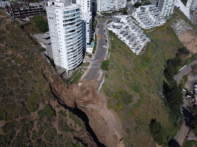 Piden evacuar otros dos edificios tras nuevo socavón en sector de Cochoa enViña del Mar