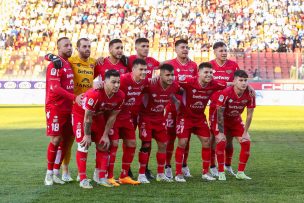 Plantel de Ñublense respalda a Lorenzo Reyes tras críticas por la salida de Jaime García