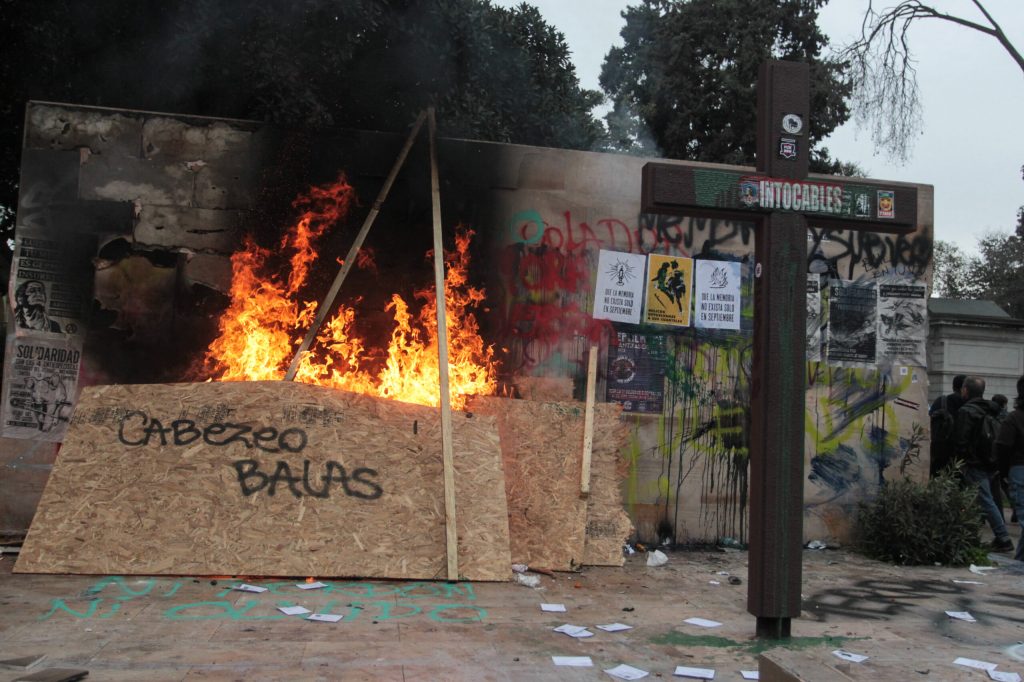 Vandalizan mausoleo de Carabineros y tumba de Jaime Guzmán tras romería en Cementerio General