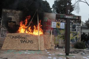 Vandalizan mausoleo de Carabineros y tumba de Jaime Guzmán tras romería en Cementerio General