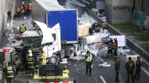 Autopista Central: Camión con carga colisiona contra vehículo menor y obliga el corte de tránsito hacia el norte