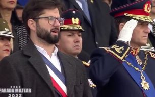 Parada Militar 2023: Presidente Boric fue captado cantando 'Los Viejos Estandartes' junto al Ejército