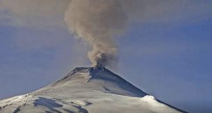 Reportan aumento de actividad: Fumarola negra sale desde cráter del volcán Villarrica