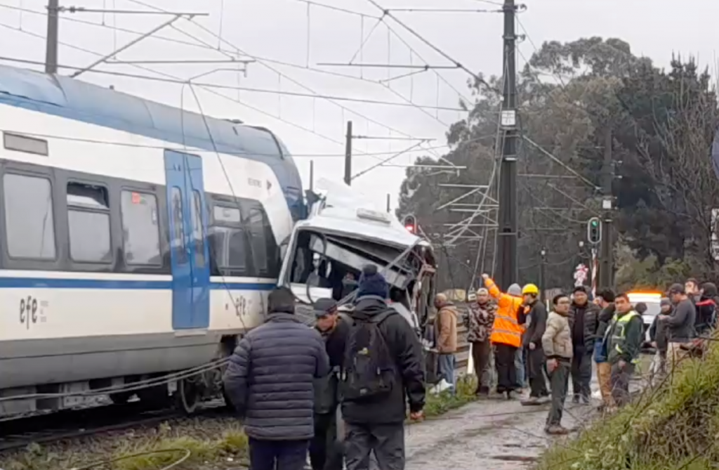Biotren choca con un bus en San Pedro de la Paz dejando varios fallecidos
