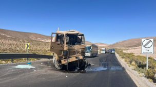 Tarapacá: Dos heridos tras colisión entre vehículo militar y camión de combustible en la ruta que une Huara con Colchane