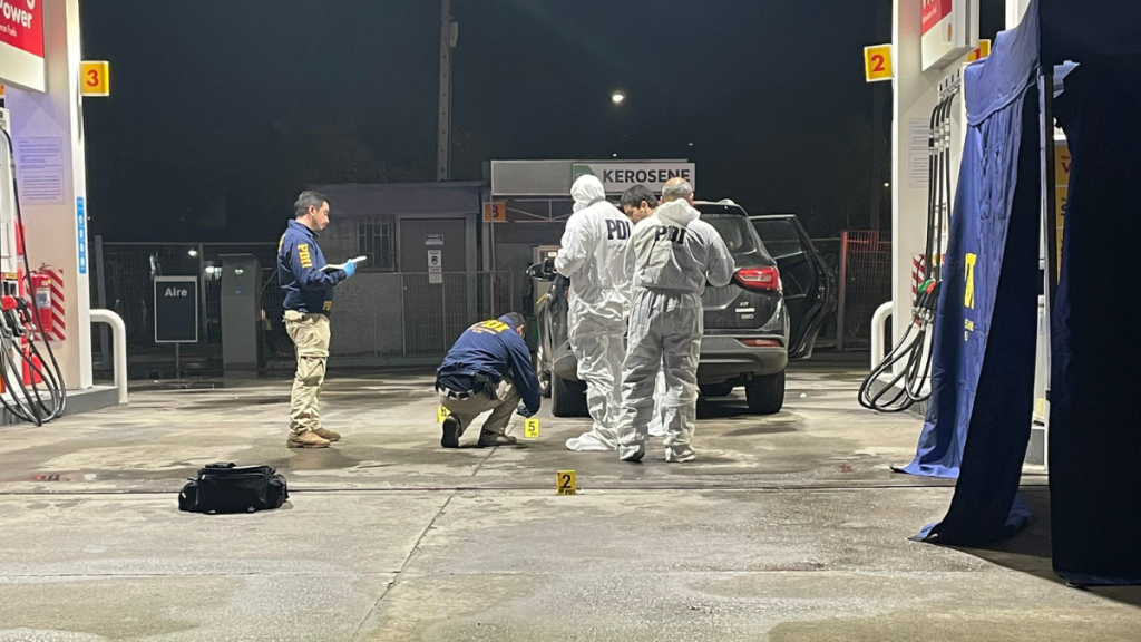 Curicó: Hombre murió acribillado mientras cargaba combustible en una estación de servicio en sector Aguas Negras
