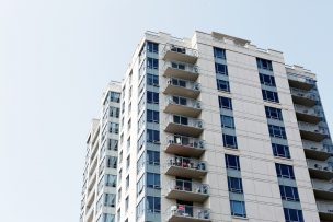 Economistas explican el boom de departamentos en arriendo