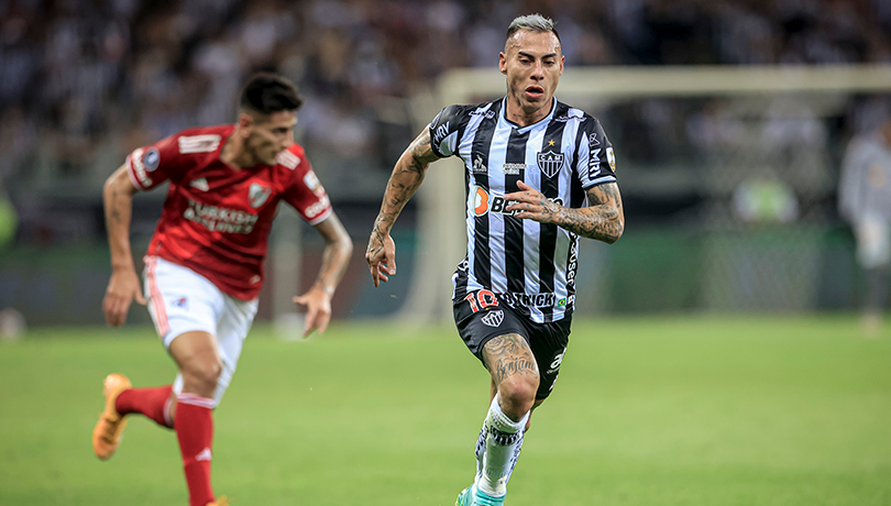 Atlético Mineiro respalda a Eduardo Vargas tras amenazas de barristas