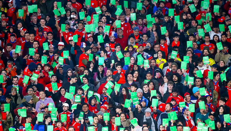 Comportamiento ejemplar: hinchas chilenos mostraron Tarjeta Verde al himno colombiano