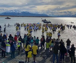 Cientos de personas se lanzaron al gélido mar de Puerto Natales