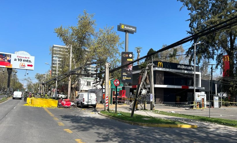 Señalética de McDonald’s cae tras accidente en Ñuñoa