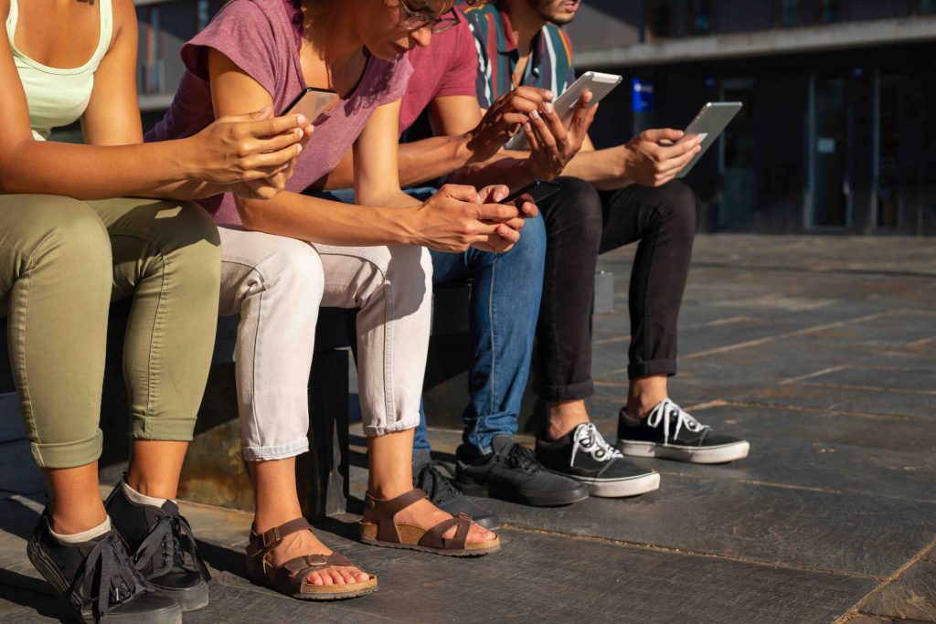 “Phubbing”: Qué es y cómo puede afectar a tu entorno este problema relacionado con tu celular