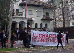 Manifestantes se encadenan en la sede de la UDI