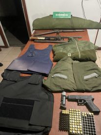 Carabineros detuvo a sujeto por tenencia de armamento ilegal: Un fusil y un polar con el logo de Carabineros entre lo incautado