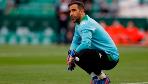 Claudio Bravo entrenó al margen de sus compañeros y es duda en el Real Betis